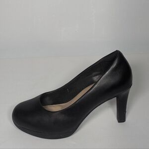 NEW Clarks Womens Leather Bayla Skip Pump sz 7.5 black